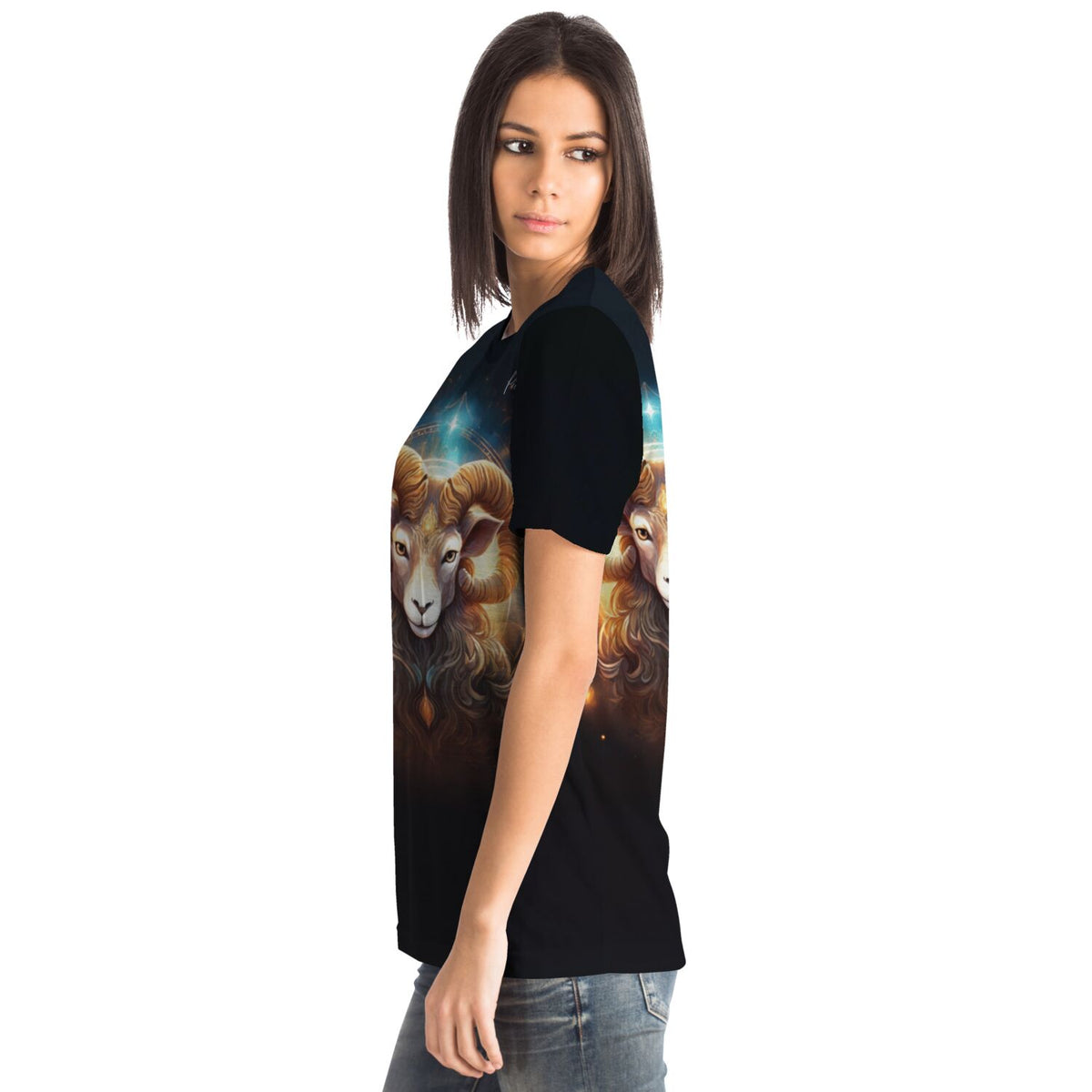 Frau trägt schwarzes Traum-T-Shirt mit künstlerischem Widder-Sternzeichen-Druck im Stil unserer Diamond Painting Motive