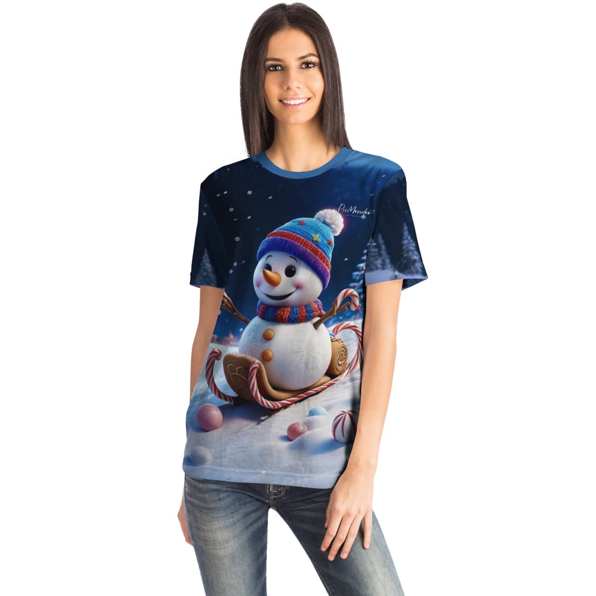Frau trägt ein blaues Dreamer T-Shirt mit Schneemann-Motiv „Sweet Schlittenfahrt“ im winterlichen Design.