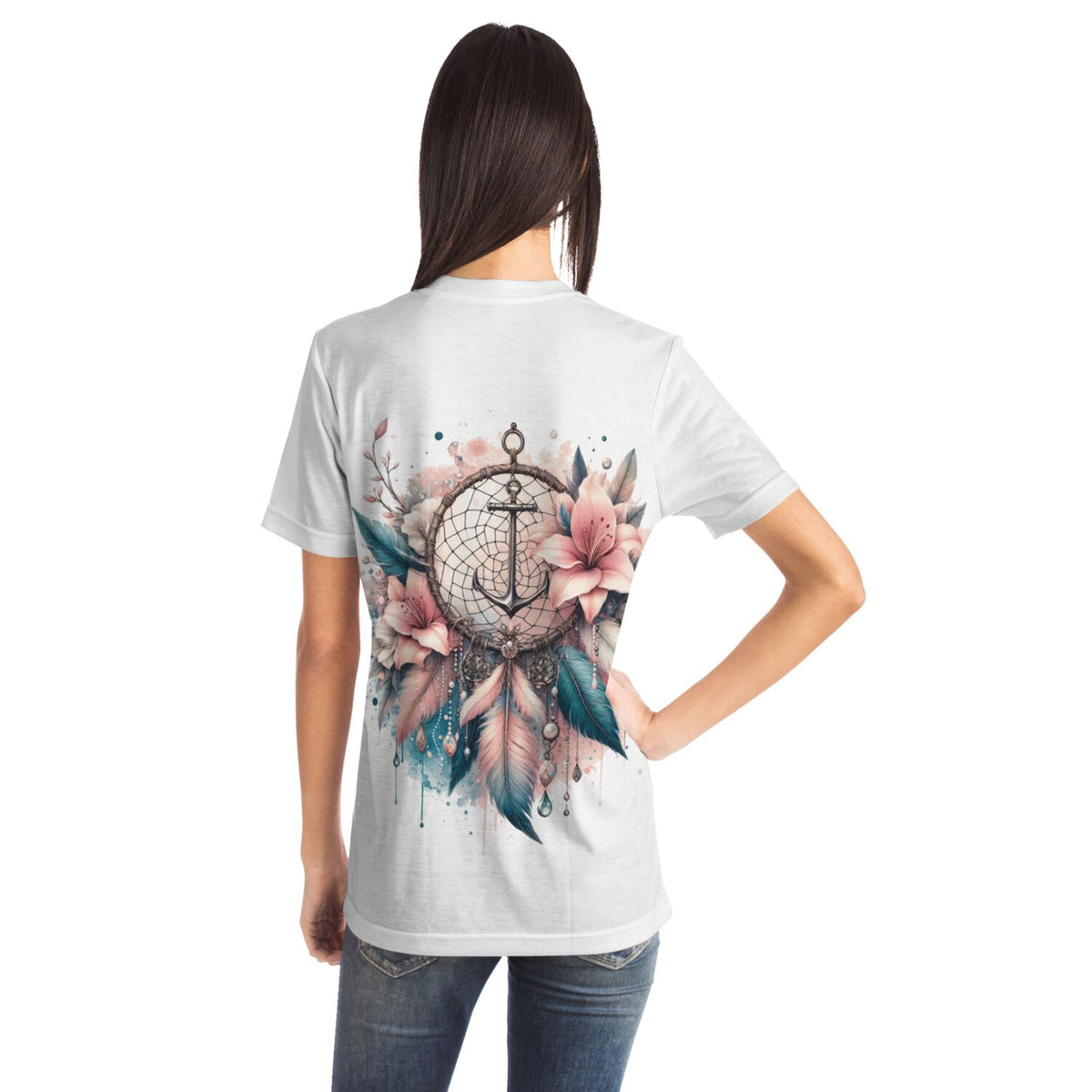 Weißes T-Shirt mit Dreamer Anker Motiv, verziert mit floralen Elementen, Federn und Traumfänger-Details im Aquarell-Stil