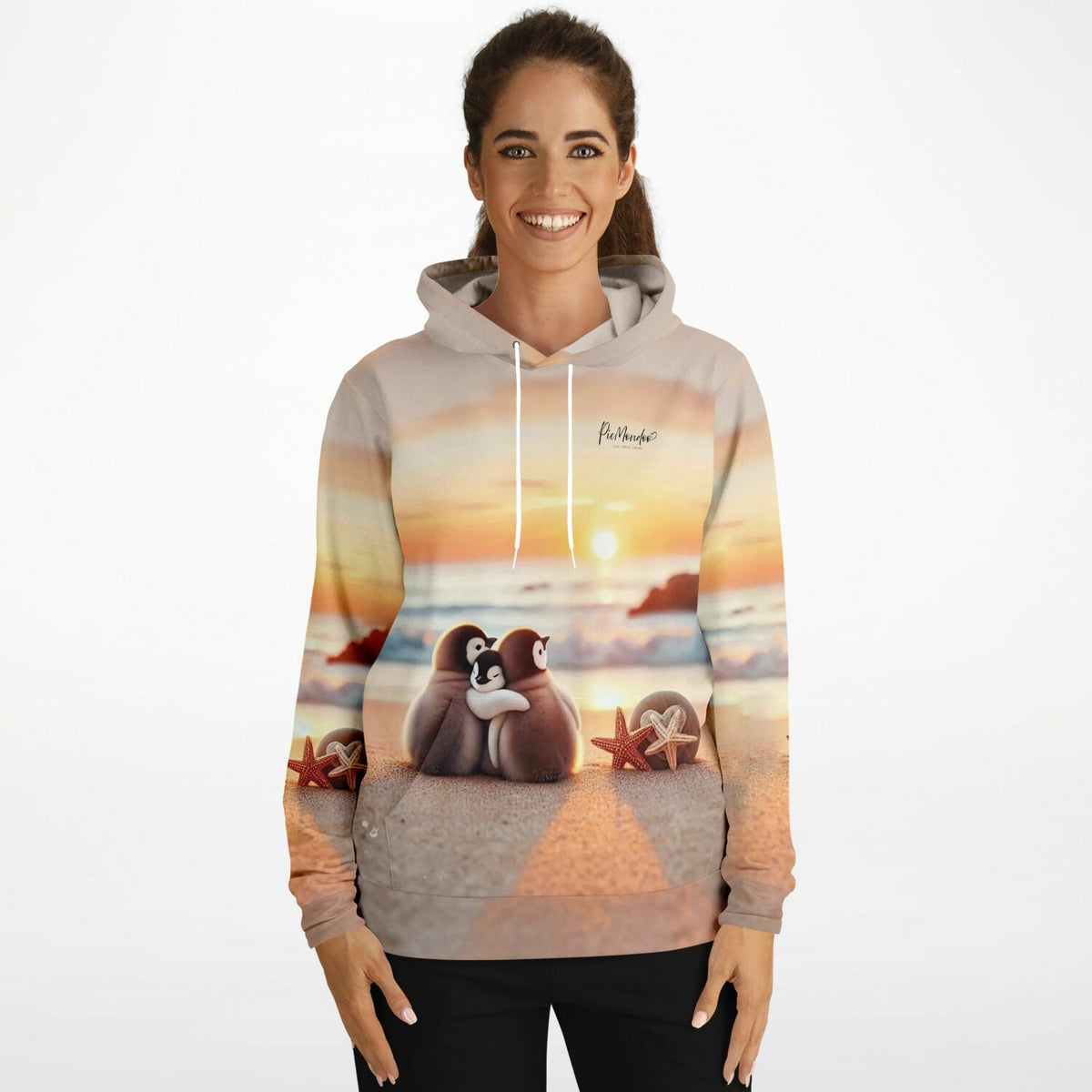Frau trägt Dreamer Hoodie mit Pinguin-Familie am Strand Motiv im Stil von Diamond Painting und Malen nach Zahlen Designs