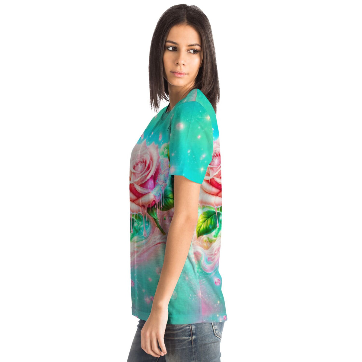 Frau trägt Dreamer T-Shirt Candy Rose mit floralem Rosen-Motiv in bunten Farben und Glitzereffekt