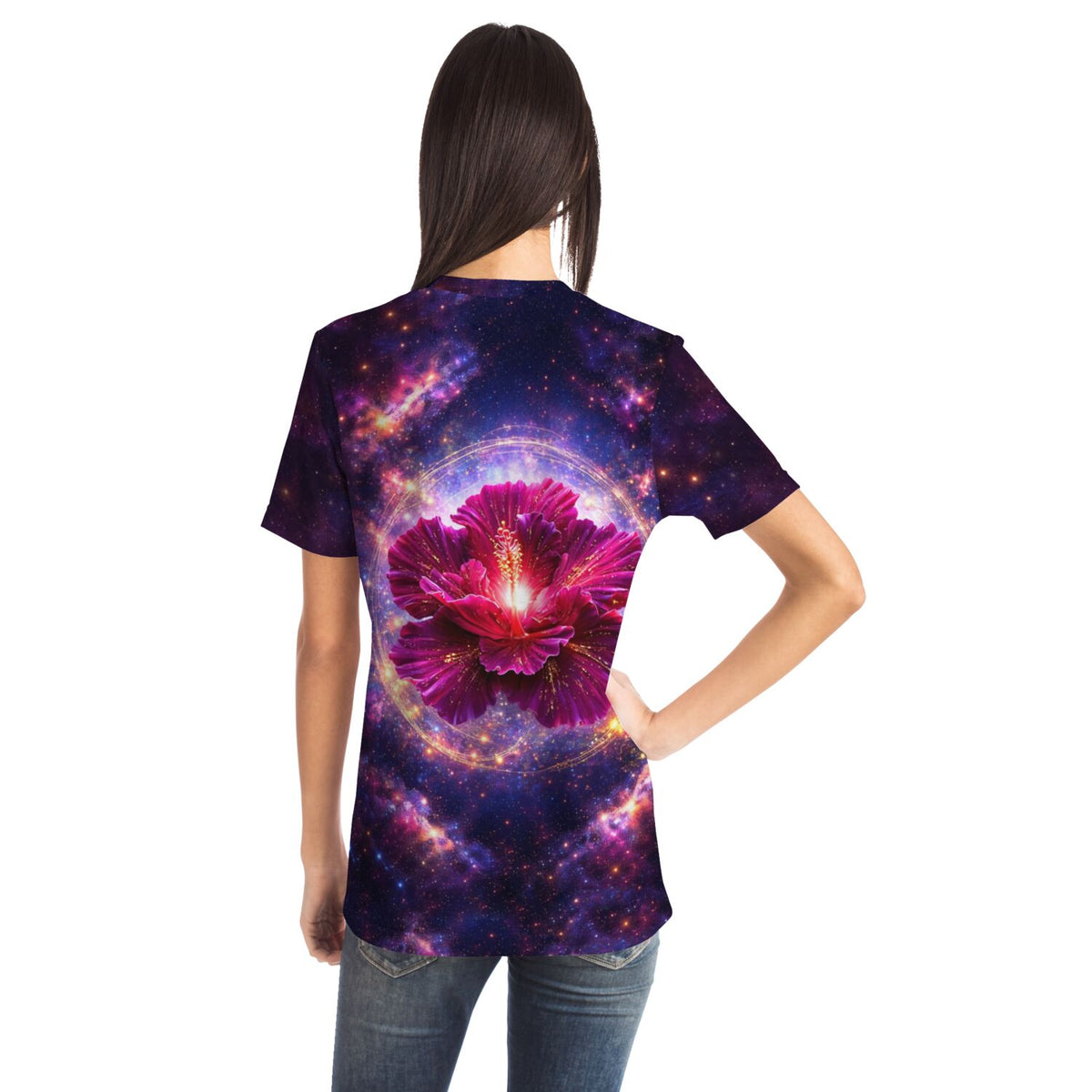 Dreamer T-Shirt mit leuchtendem Hibiskusblüten-Motiv vor galaktischem Weltraumhintergrund für Fans kreativer Kunst