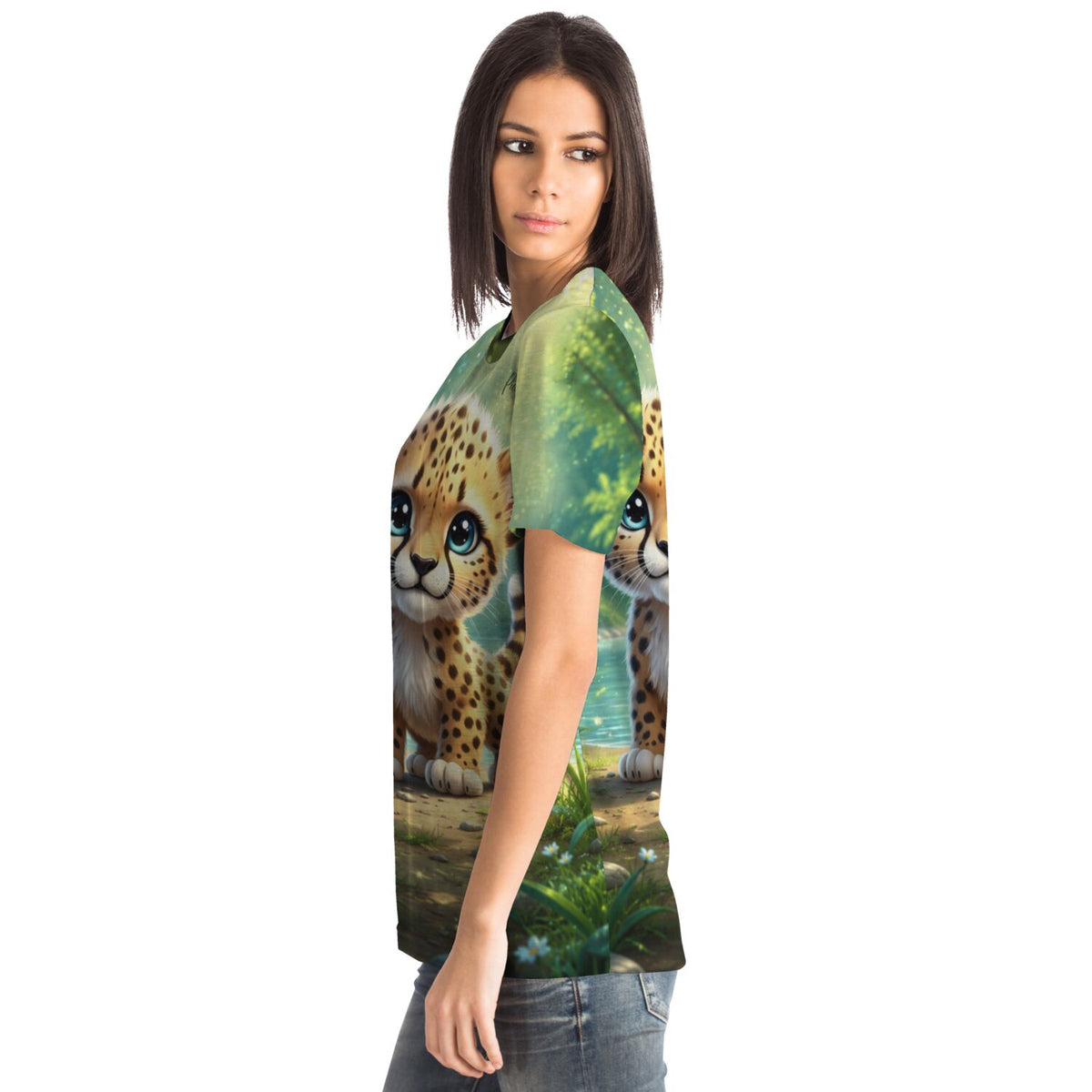 Frau trägt T-Shirt mit süßem Leopardenbaby Motiv, ideal für Fans von Diamond Painting und Malen nach Zahlen Kunst