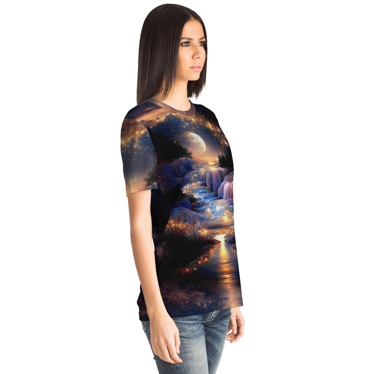 Frau trägt T-Shirt mit verträumtem Landschaftsmotiv, das an Designs von Diamond Painting oder Malen nach Zahlen erinnert