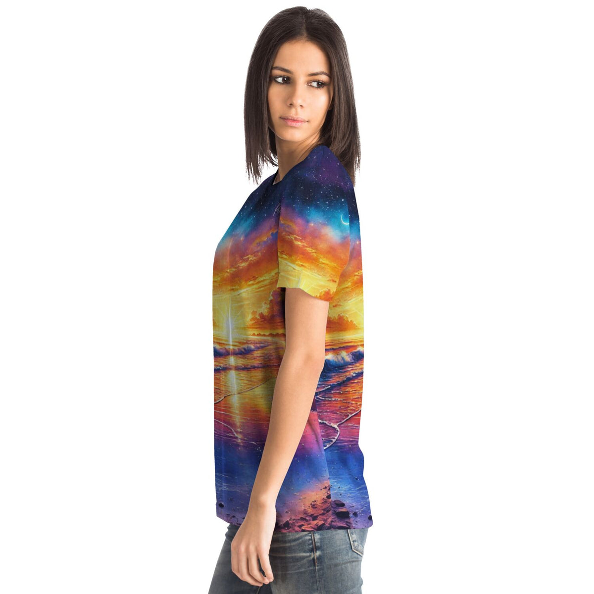 Frau trägt Dreamer T-Shirt mit farbenfrohem Motiv von Sonne, Sternenhimmel und Meer wie bei Malen nach Zahlen Kunstwerken