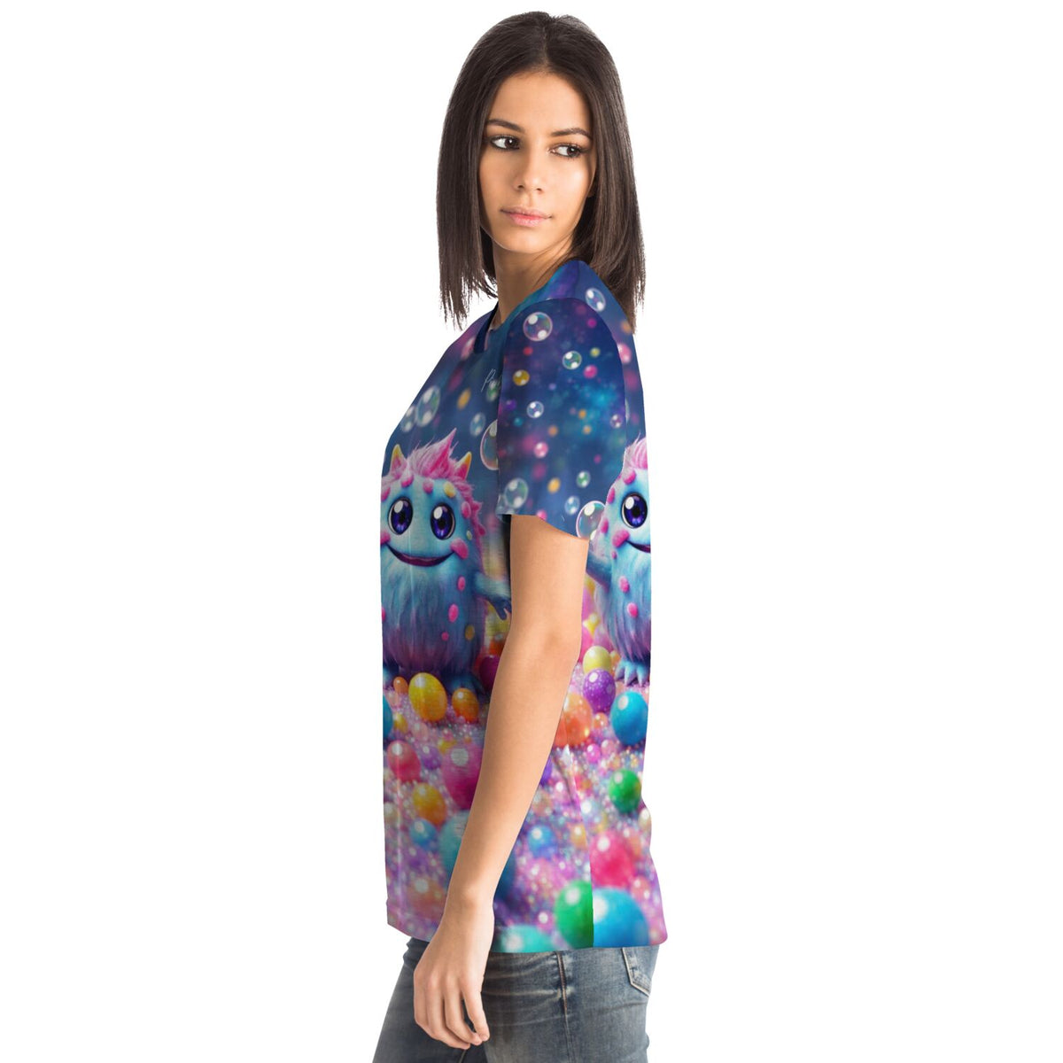 Frau trägt Dreamer T-Shirt mit buntem Muffti-Motiv und Seifenblasen im Stil von Diamond Painting und Malen nach Zahlen