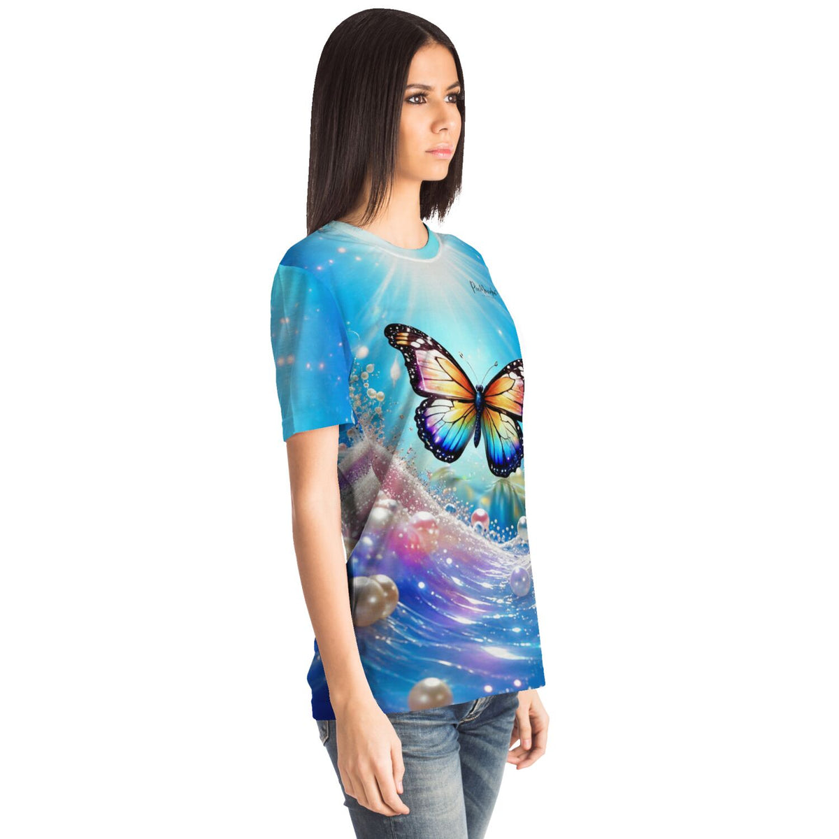 Frau trägt blaues Fairydust T-Shirt mit farbenfrohem Schmetterlings-Motiv, das an Diamond Painting Designs erinnert.