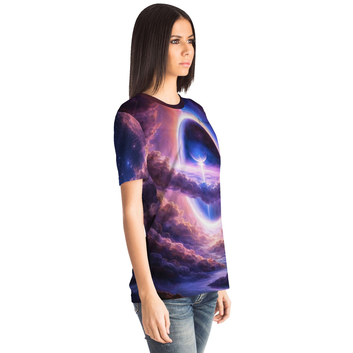 Frau trägt Dreamer T-Shirt mit mystischem Tor in die andere Welt Design, inspiriert durch Diamond Painting Motive.