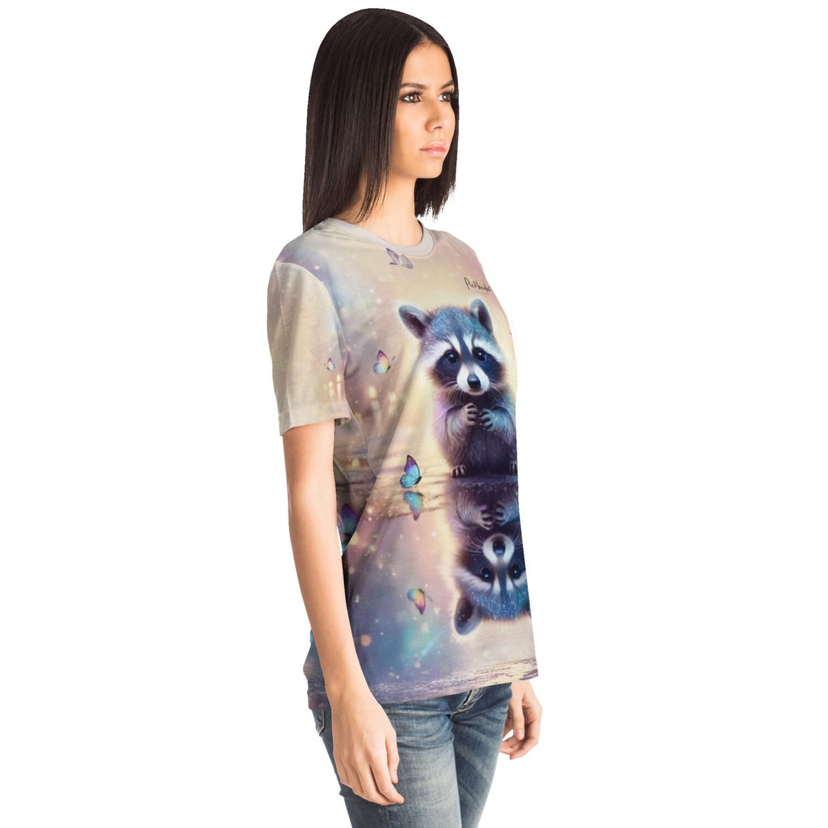 Frau trägt Dreamer T-Shirt mit Waschbär Bubby Motiv, bekannt aus unseren Diamond Painting und Malen nach Zahlen Sets