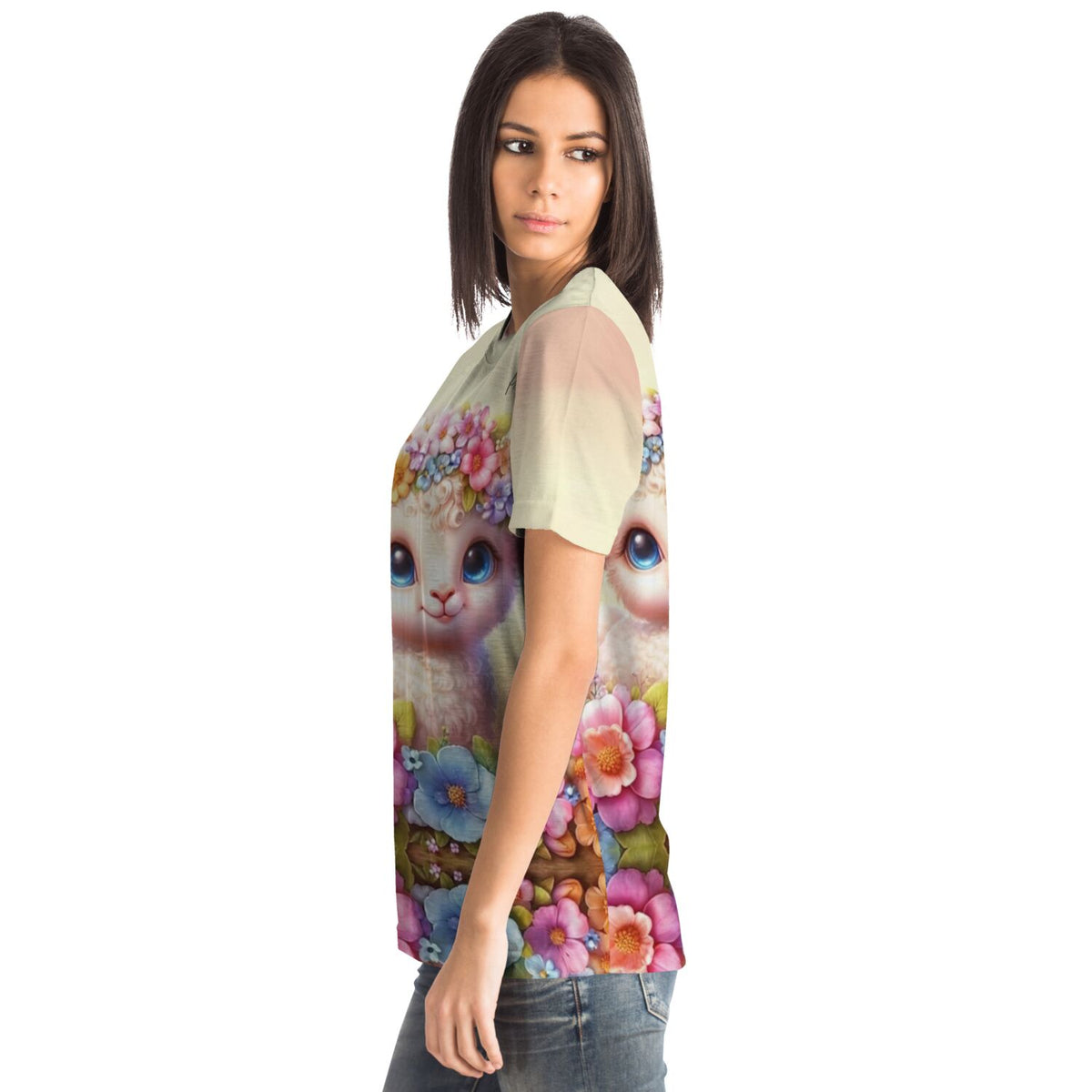 Frau trägt Dreamer T-Shirt mit Osterlämmchen Lupina Motiv und bunten Blumen, inspiriert durch Diamond Painting Kunst