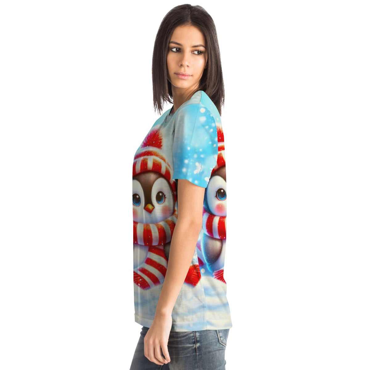 Frau trägt blaues T-Shirt mit süßem Pinguin Pixie Motiv im Stil unserer beliebten Diamond Painting Kunstwerke