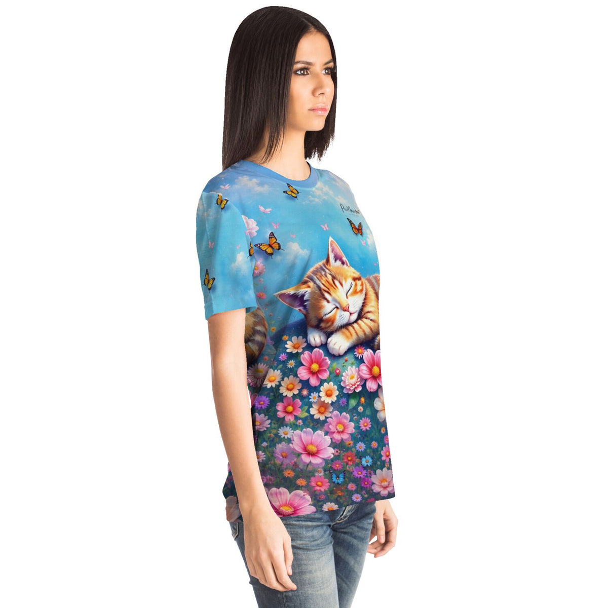 Frau trägt Dreamer T-Shirt mit Diamond Painting Motiv: schlafendes Kätzchen im Blumenfeld mit Schmetterlingen