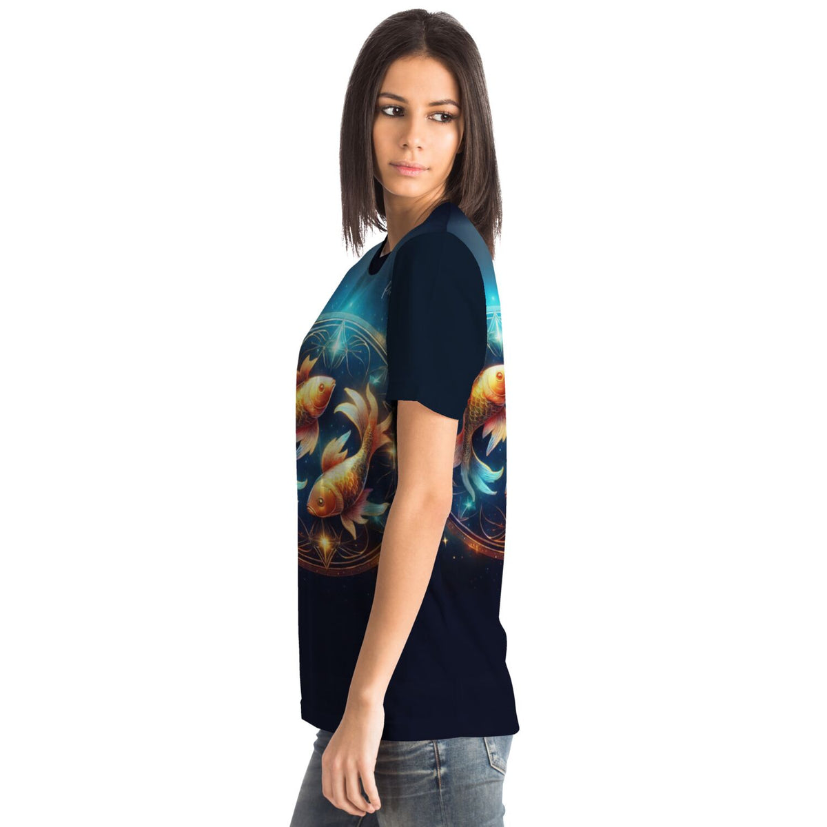 Frau trägt Dreamer T-Shirt mit Sternzeichen Fisch Motiv, inspiriert von Diamond Painting Kunst und Malen nach Zahlen