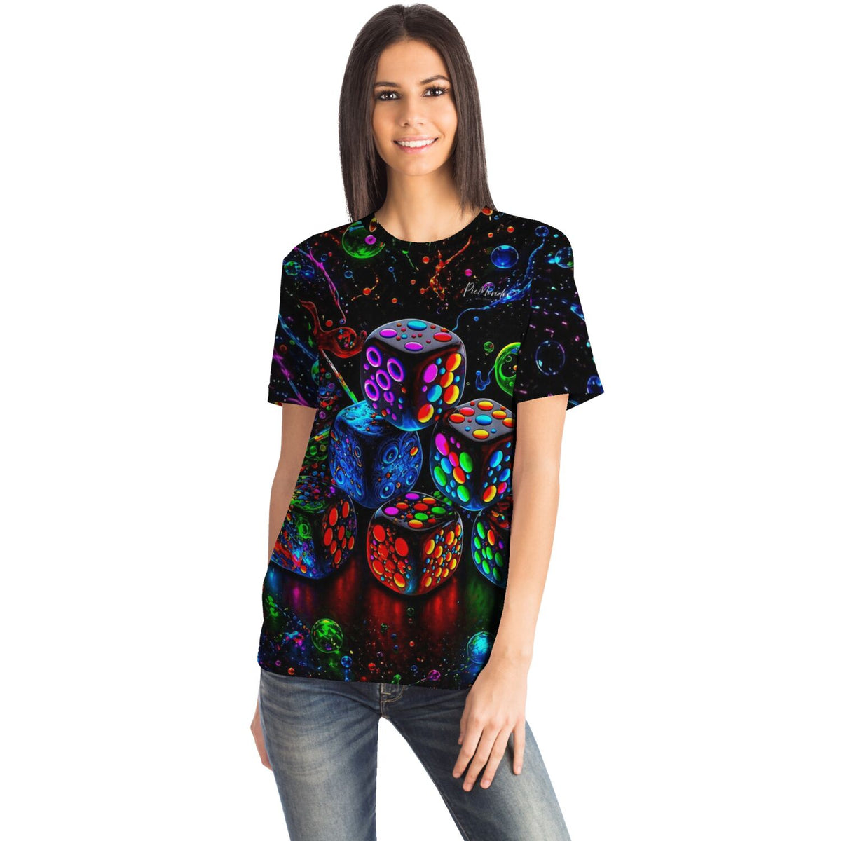 Frau trägt schwarzes T-Shirt mit buntem Würfel-Motiv, das an Diamond Painting und Malen nach Zahlen Design erinnert