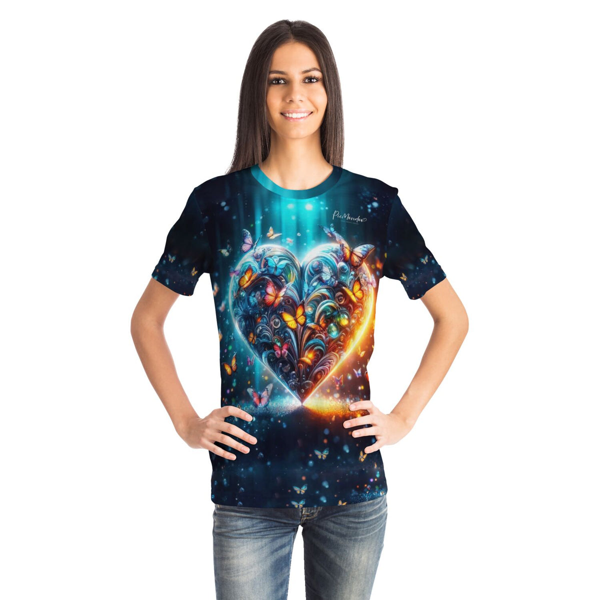 Frau trägt Dreamer T-Shirt mit buntem Schmetterlingsherz-Motiv, inspiriert von Diamond Painting und Malen nach Zahlen Kunst