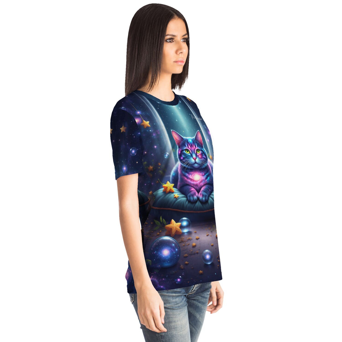 Frau trägt Dreamer T-Shirt mit Wächterin Andromeda Katzen Motiv im Stil unserer Diamond Painting und Malen nach Zahlen