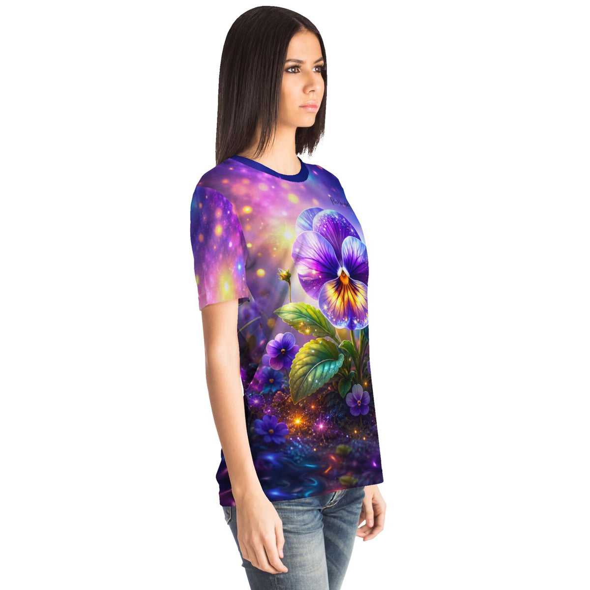 Frau trägt Dreamer T-Shirt mit leuchtendem Sternenveilchen-Motiv, inspiriert von Diamond Painting und Malen nach Zahlen