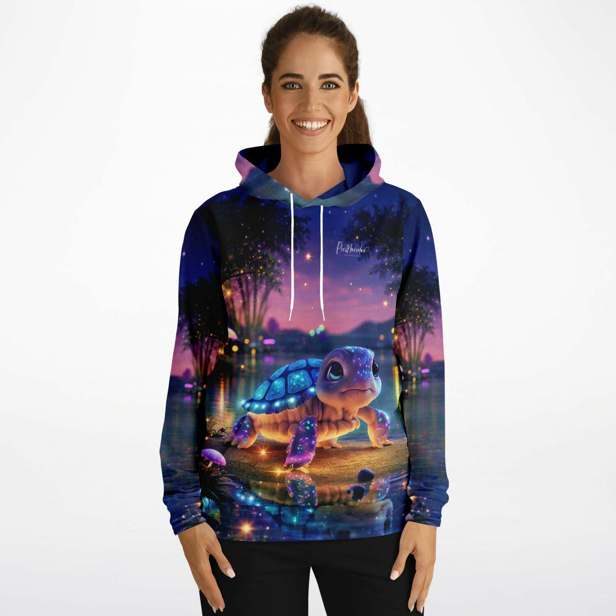 Frau trägt Hoodie mit leuchtendem Sparkling Turtle Motiv, inspiriert von Diamond Painting und Malen nach Zahlen Design.