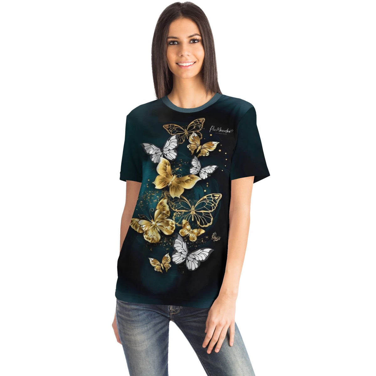 Frau trägt Design-T-Shirt mit goldenen Schmetterlingen, inspiriert von Diamond Painting und Malen nach Zahlen Kunst.