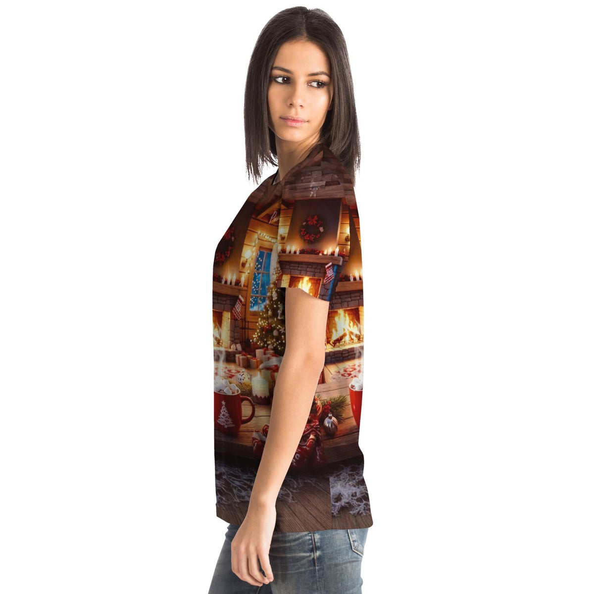 Frau trägt Dreamer T-Shirt mit weihnachtlichem Kamin-Motiv, das an die Detailtreue unserer Diamond Painting Sets erinnert.