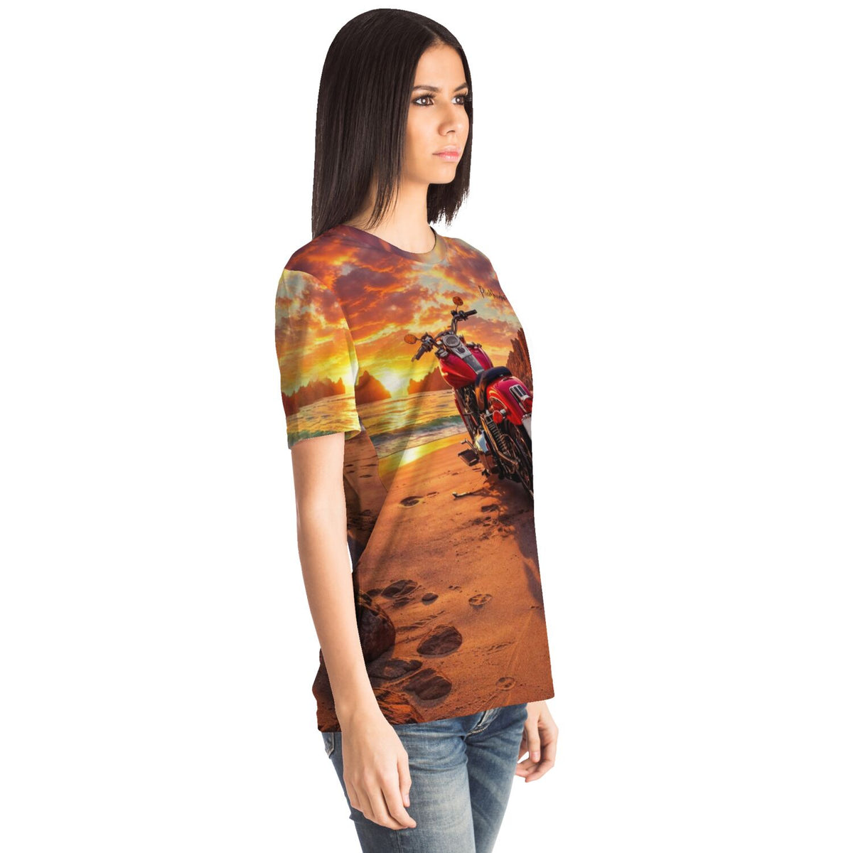 Frau trägt Dreamer T-Shirt mit rotem Motorrad Motiv am Strand bei Sonnenuntergang – passend zu Diamond Painting Design