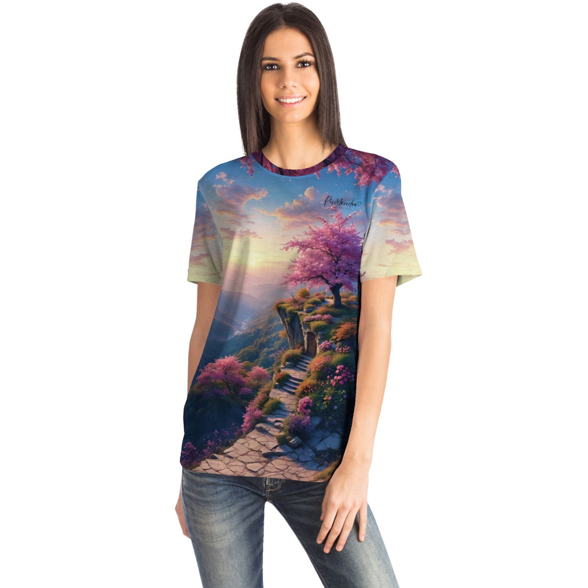 Frau trägt Dreamer T-Shirt mit Morgendämmerung Motiv, inspiriert durch Diamond Painting Landschaften und Kunststile.