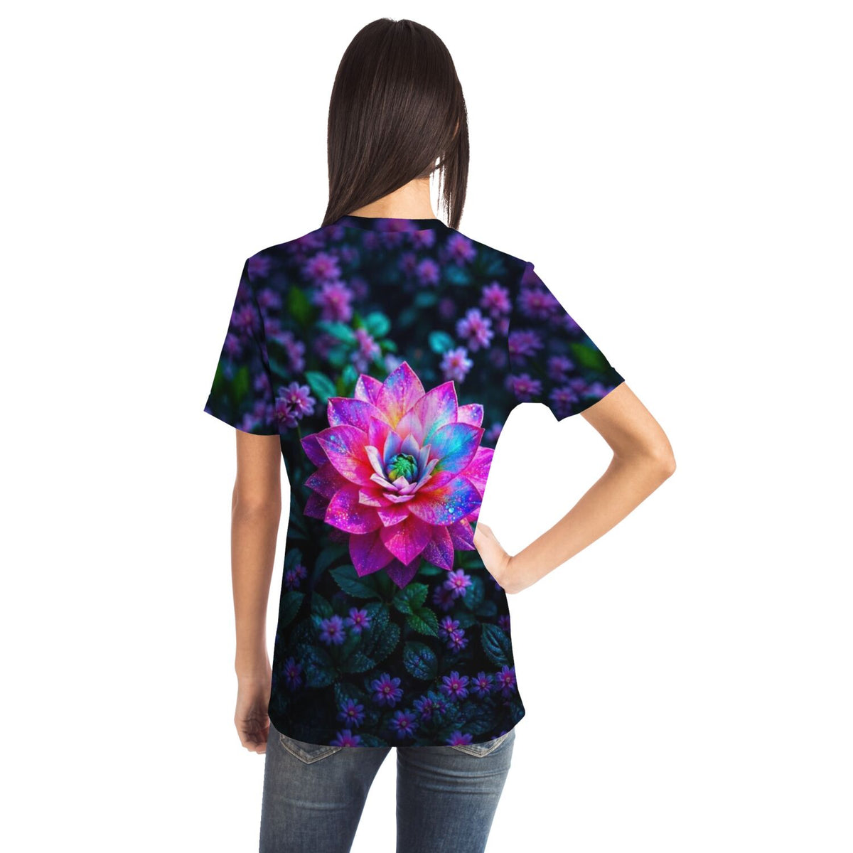Frau trägt ein T-Shirt mit leuchtendem Sternenstaub Lotus Motiv in Diamond Painting Ästhetik