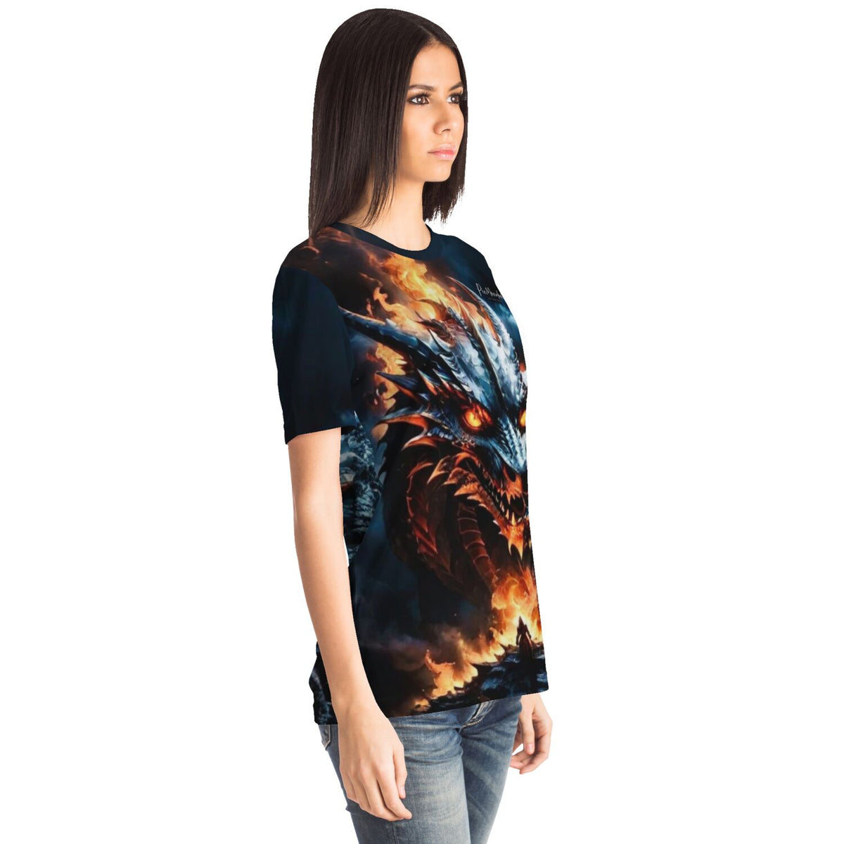Frau trägt modisches T-Shirt mit detailreichem Drachen-Motiv, inspiriert von faszinierenden Diamond Painting Kunstwerken.