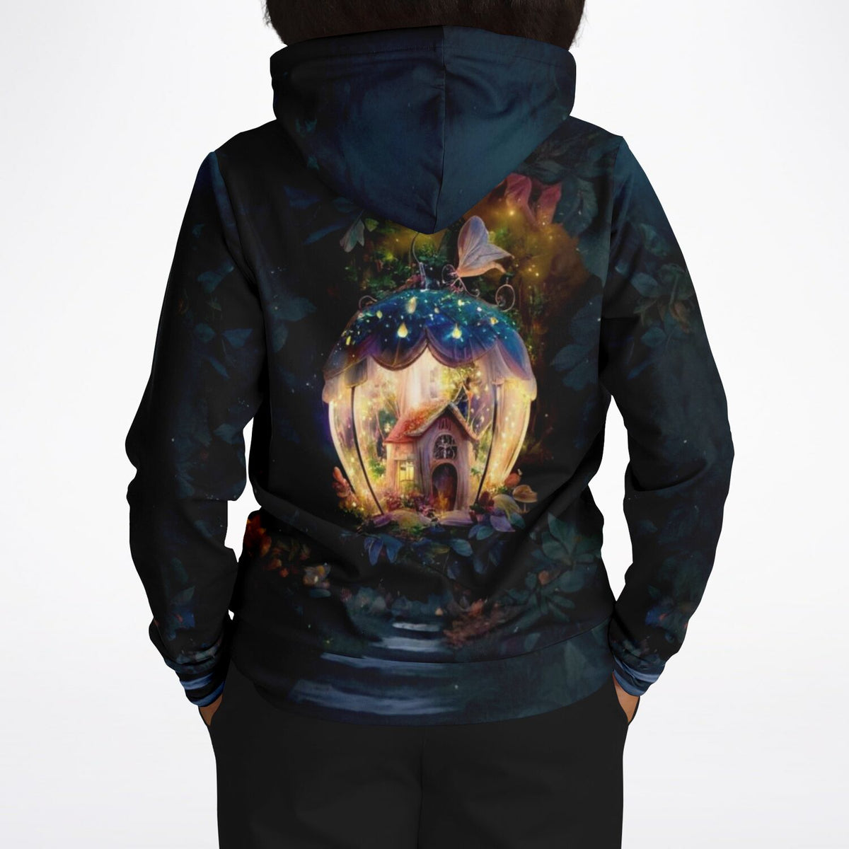 Schwarzer Hoodie mit Fantasiehaus-Motiv, das an die Detailtiefe von Diamond Painting und Malen nach Zahlen erinnert