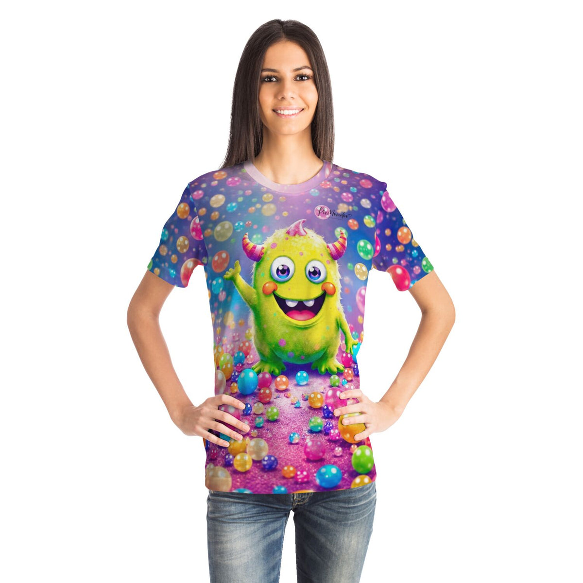 Frau trägt Dreamer T-Shirt mit buntem Monster-Motiv, inspiriert von Diamond Painting und Malen nach Zahlen Designwelten