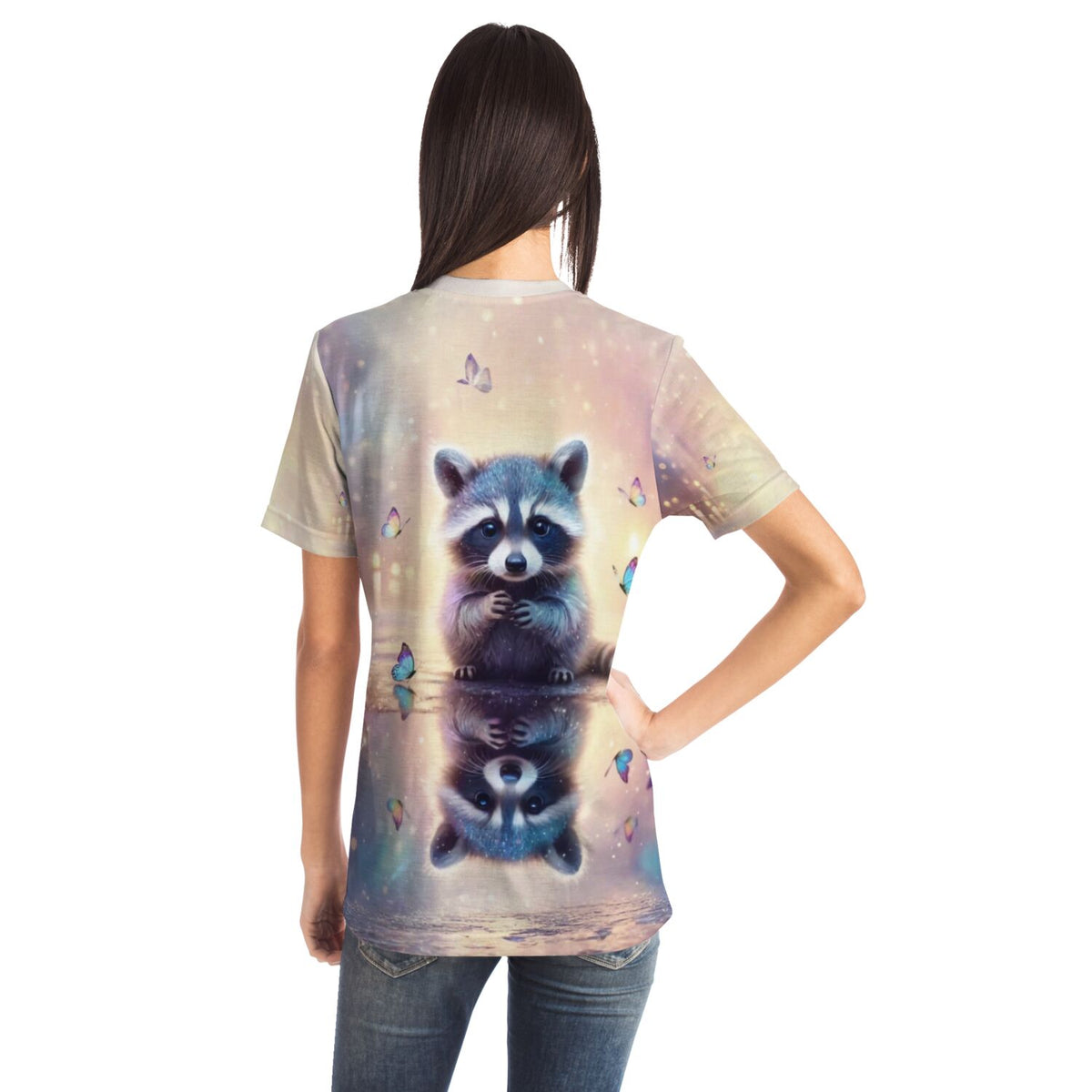 Frau trägt T-Shirt mit süßem Waschbär-Motiv im Stil von Diamond Painting und Malen nach Zahlen
