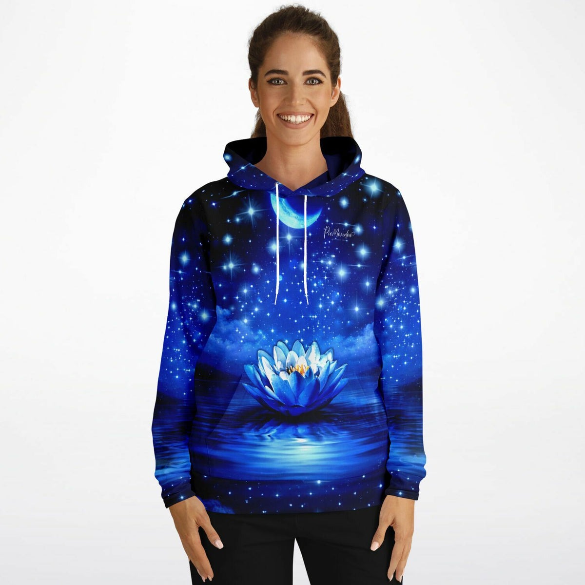 Frau trägt blauen Dreamer Hoodie mit leuchtendem Seerosen-Motiv im Stil von Diamond Painting und Malen nach Zahlen Designs