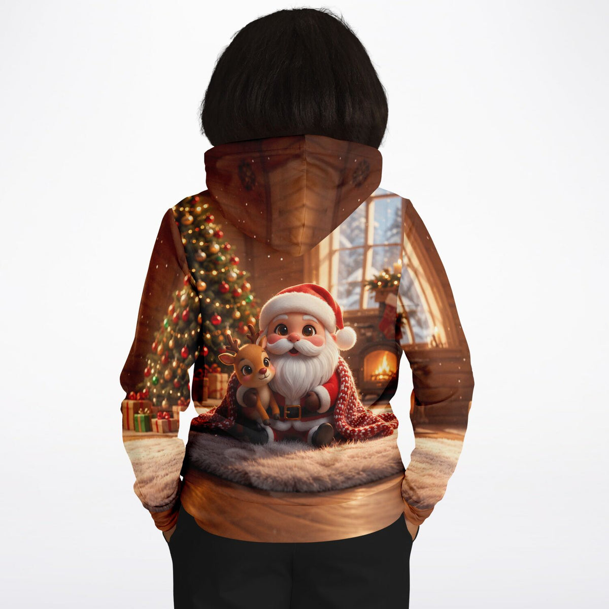 Kuschliger Dreamer Hoodie mit Weihnachtsmotiv: Weihnachtsmann und Rentier vor einem Weihnachtsbaum im gemütlichen Zimmer.