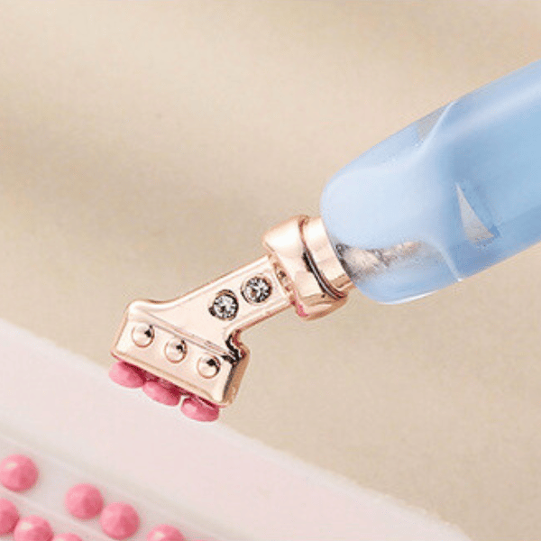 Ergonomischer Diamond Painting Stift in Roségold mit blauem Griff und Multi-Aufsatz für 5D Diamanten