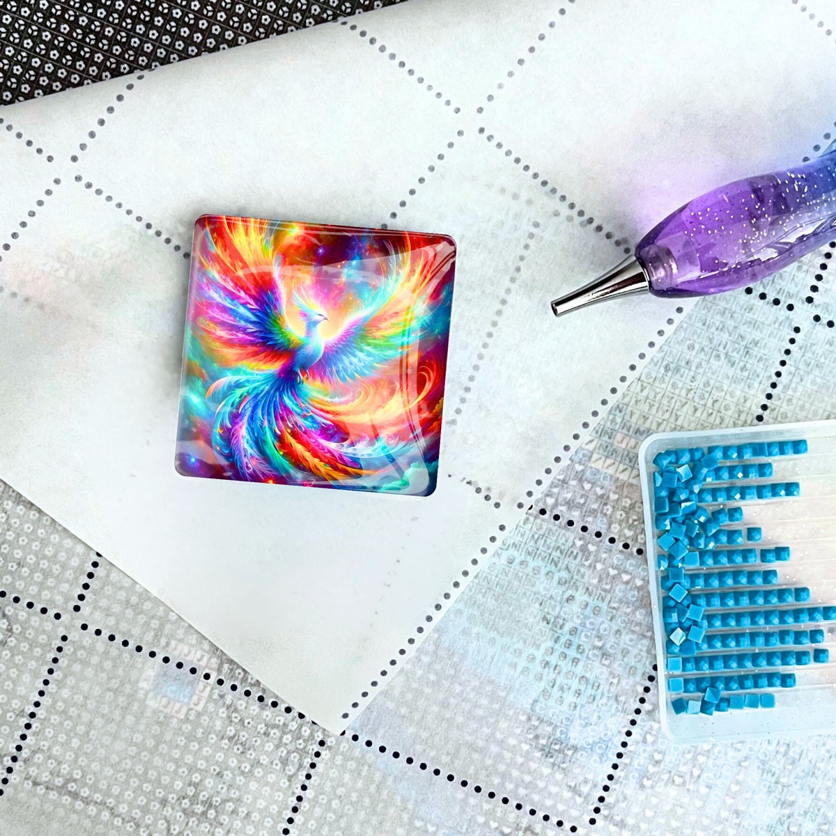 Quadratischer Phönix Cover Minder aus Glas zur Fixierung der Schutzfolie bei deinem Diamond Painting Projekt.