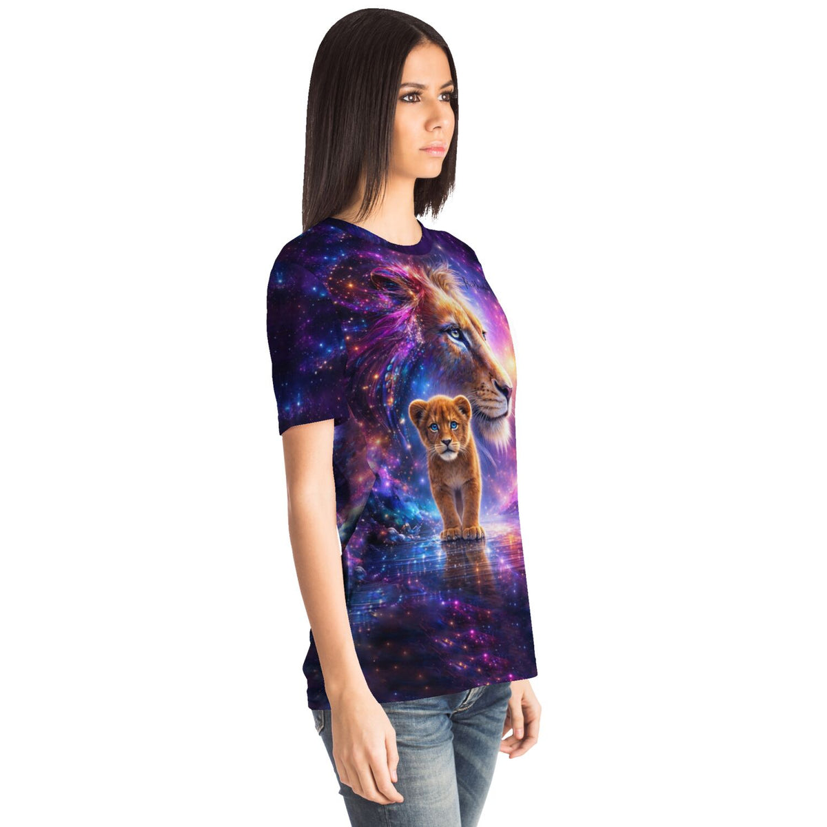 Frau trägt ein T-Shirt mit Löwen-Motiv im Galaxie-Design, passend zu beliebten Diamond Painting und Malen nach Zahlen Sets.