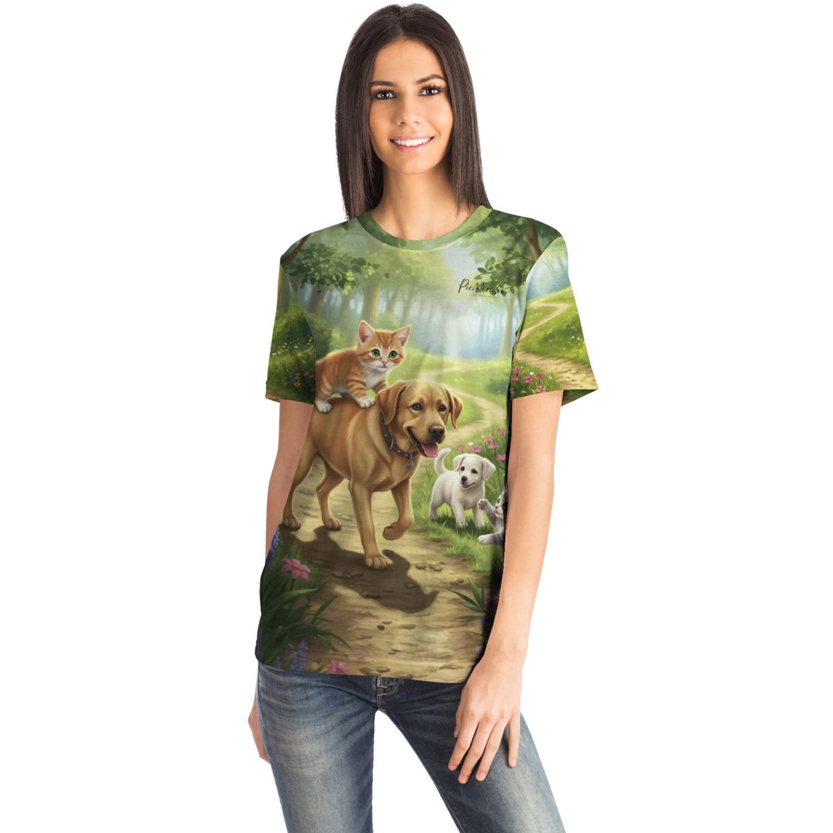 Frau trägt ein T-Shirt mit Waldspaziergang-Motiv, ähnlich beliebten Tier-Motiven aus Diamond Painting und Malen nach Zahlen Sets.