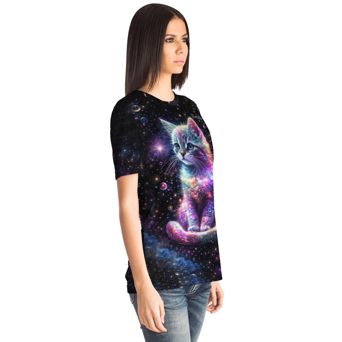 Frau trägt Dreamer T-Shirt mit kunterbuntem Galaxie-Kätzchen Design, inspiriert durch Diamond Painting Kunstwerke.