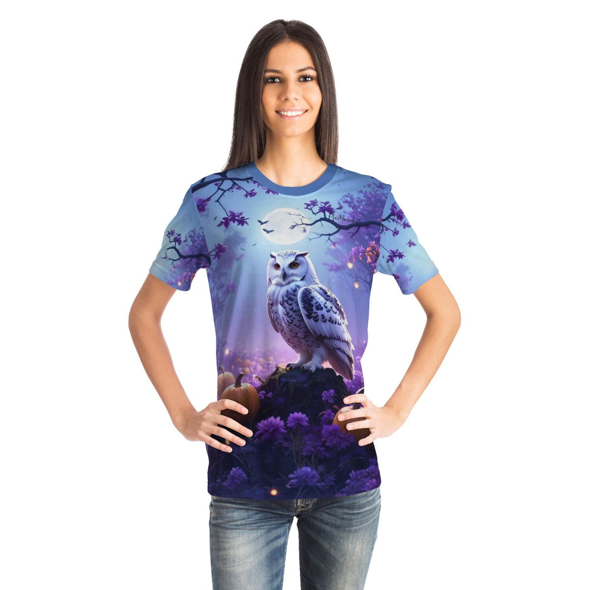 Frau trägt ein T-Shirt mit Eulen-Motiv im Nachtwald, passend für Fans von Diamond Painting und Malen nach Zahlen
