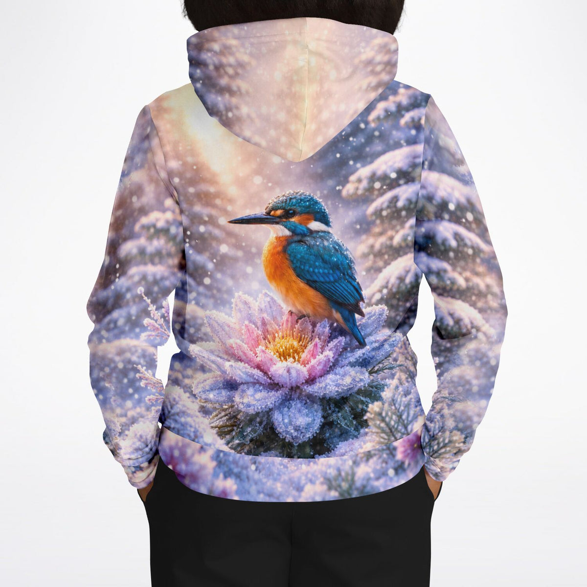 Dreamer Hoodie mit Eisvogel auf einer Blume im verschneiten Winterwald, Print-Design inspiriert von Diamond Painting Kunst