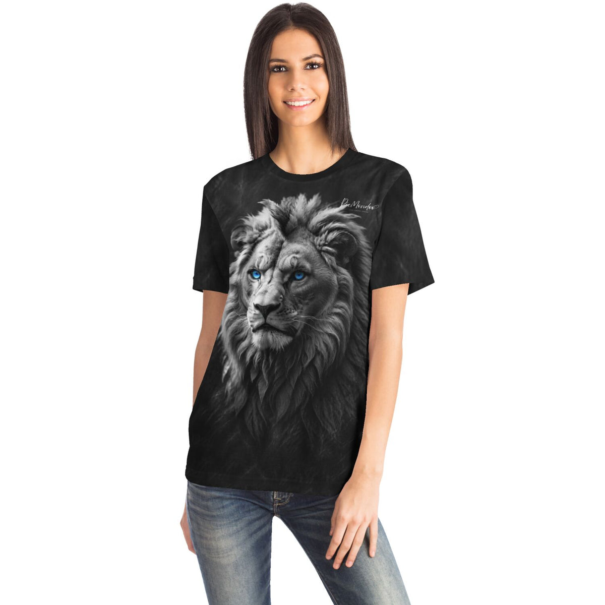 Frau trägt schwarzes T-Shirt mit Löwenkopf-Motiv, inspiriert von unseren Diamond Painting und Malen nach Zahlen Designs