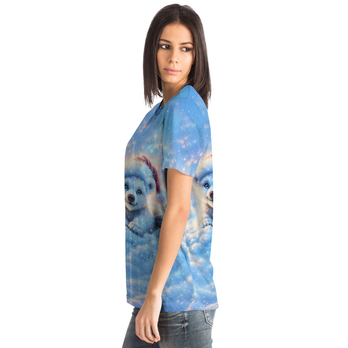 Frau trägt blaues T-Shirt mit Schneefuchs-Motiv im Stil von Diamond Painting und Malen nach Zahlen für Erwachsene
