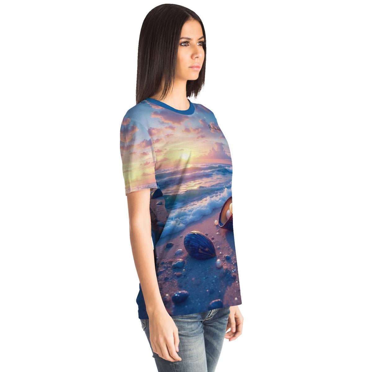 Frau trägt Dreamer T-Shirt mit Strandmotiv, das an Farben von Diamond Painting und Malen nach Zahlen erinnert