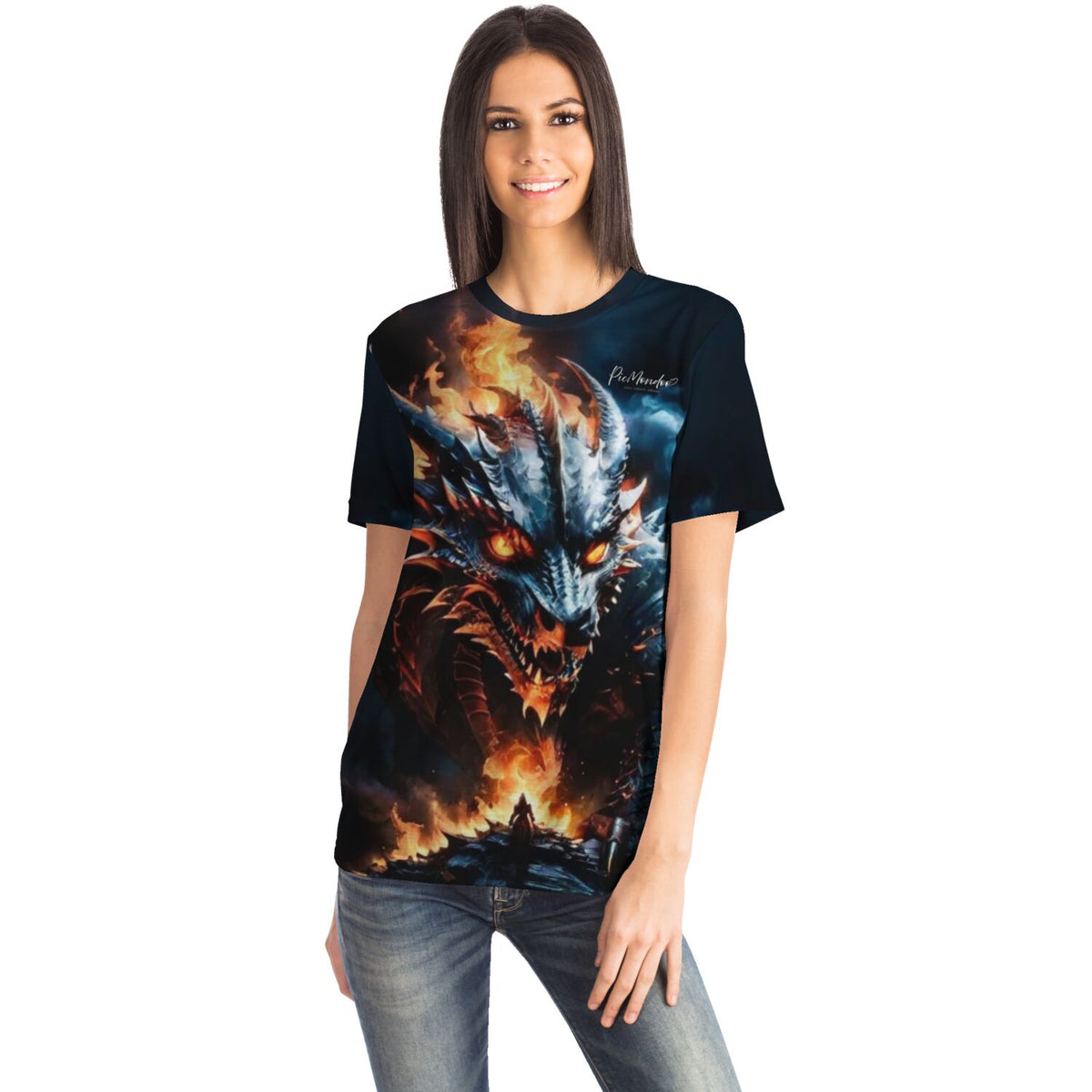 Frau trägt ein schwarzes T-Shirt mit detailreichem Drachen-Motiv, das den Stil unserer Diamond Painting Sets widerspiegelt.