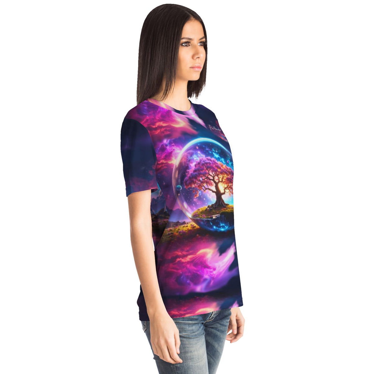 Frau trägt Arbor Eternis Limited Edition T-Shirt mit Diamond Painting Motiv eines leuchtenden Baumes im Weltraum-Design