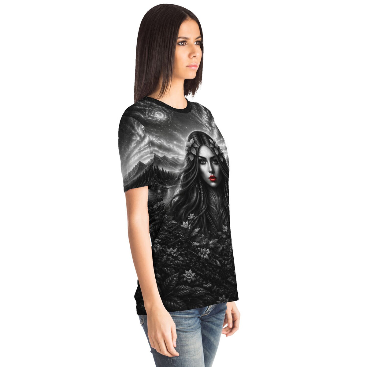 Schwarz-weißes Dreamer T-Shirt mit rotem Lippen-Motiv: Frau zwischen Blumen und Bergen, im Stil von Diamond Painting Kunst