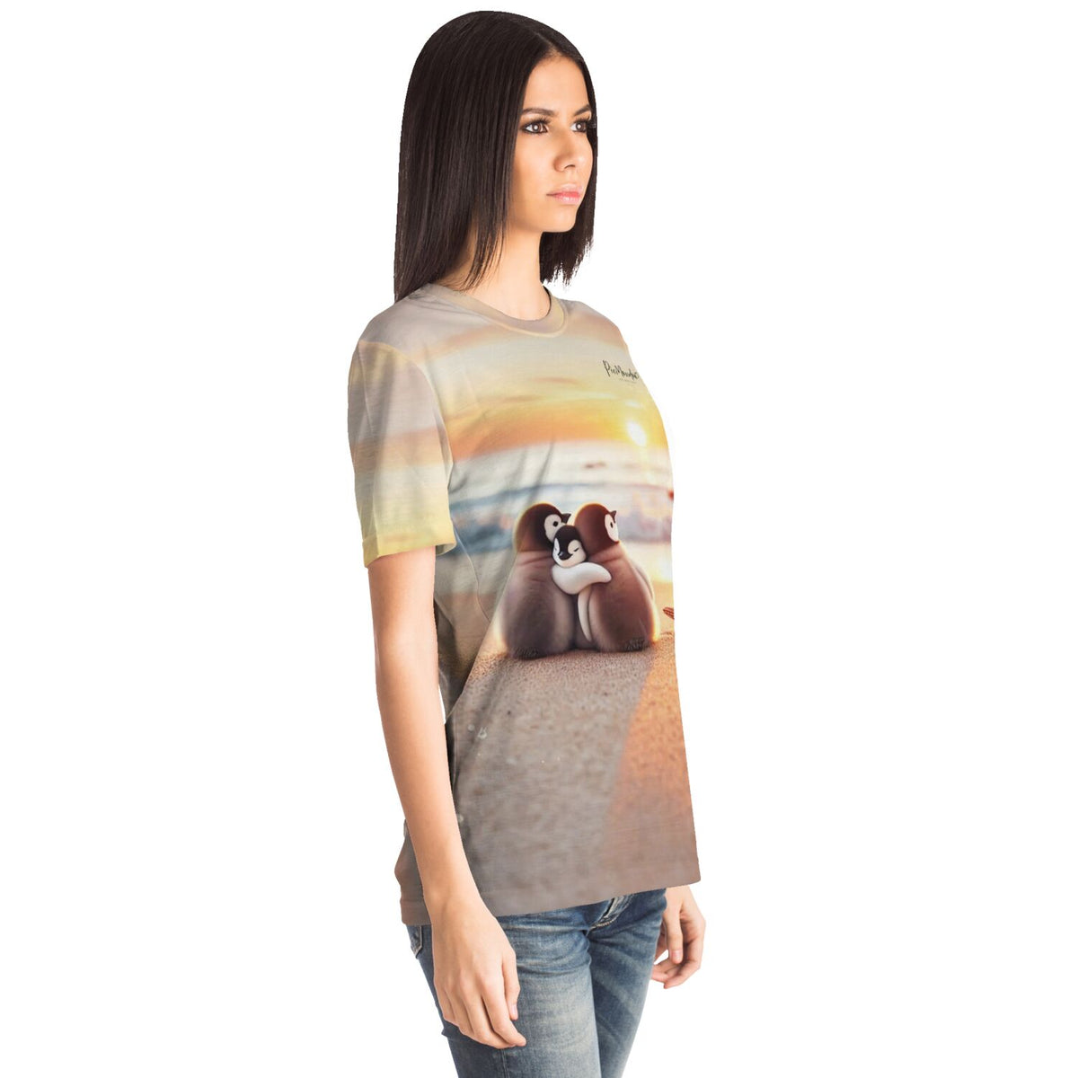 Frau trägt T-Shirt mit Pinguin-Familie am Strand, passendes Motiv für Diamond Painting und Malen nach Zahlen Fans