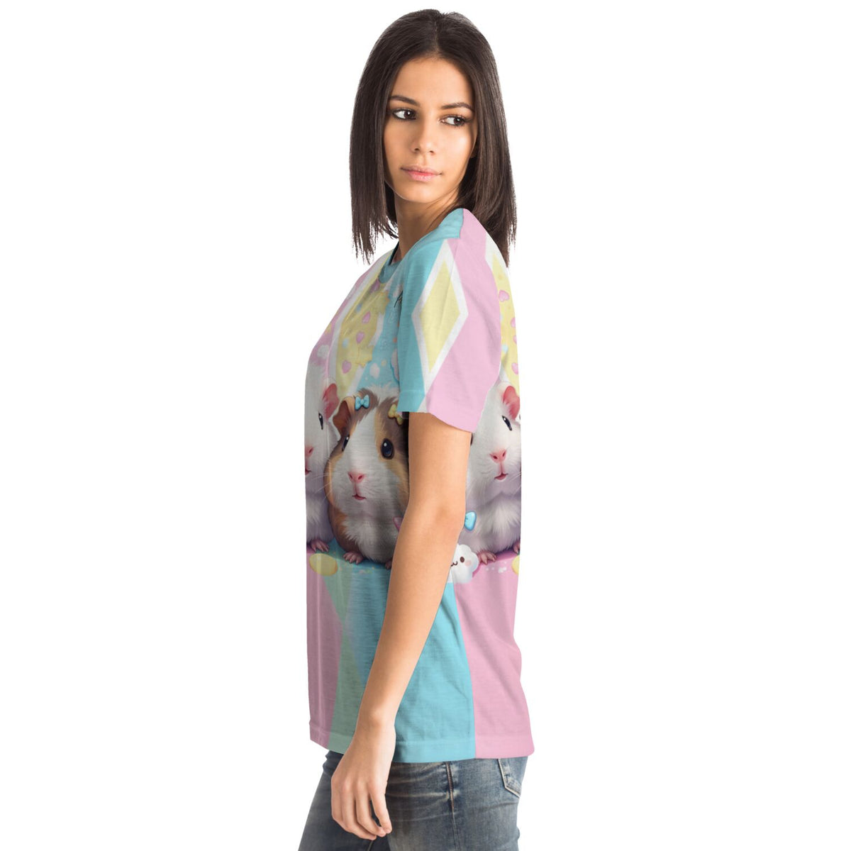 Frau trägt Dreamer T-Shirt mit niedlichem Meerschweinchen-Motiv, das sich ideal für Diamond Painting Liebhaber eignet.