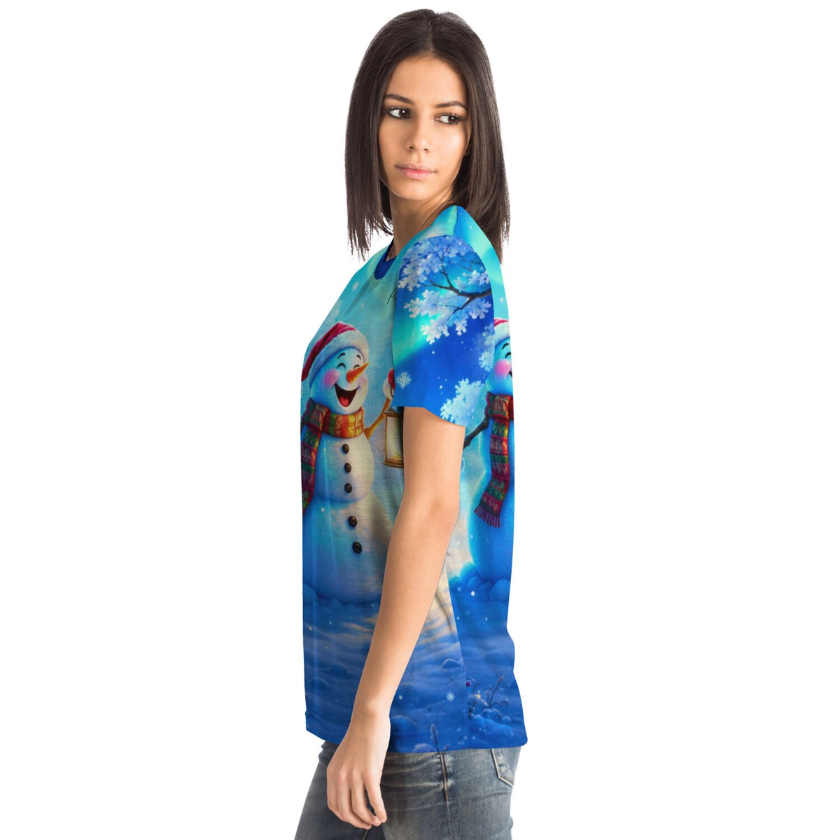 Frau trägt ein blaues T-Shirt mit weihnachtlichem Schneemann-Motiv, das stilistisch an bekannte Diamond Painting Designs erinnert.