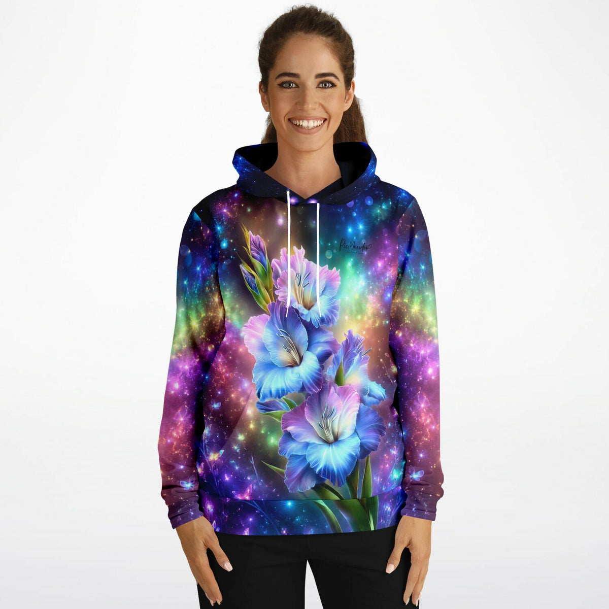Frau trägt Damen Hoodie mit Cosmic Blumen Motiv in leuchtenden Farben, inspiriert von Diamond Painting Kunstdesigns.